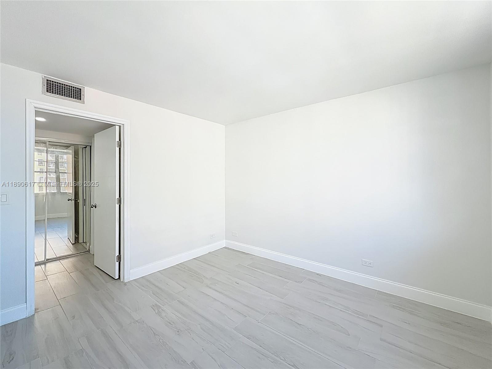 See details 1211 1 / 2 1087 sq. ft. $ 2025-10-05 0 Photo