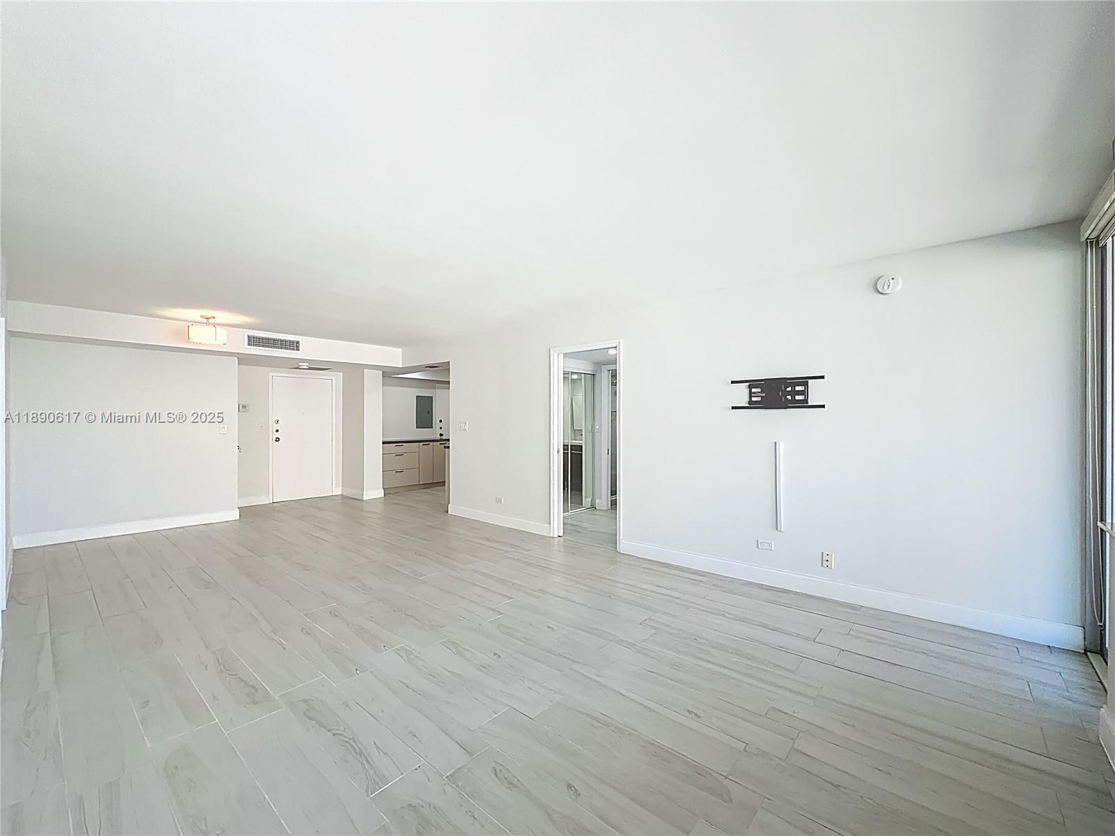 See details 1211 1 / 2 1087 sq. ft. $ 2025-10-05 0 Photo