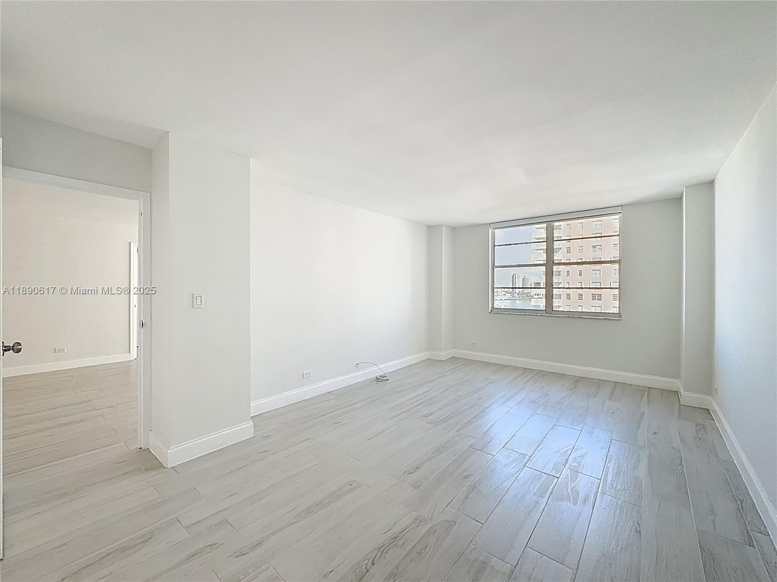 See details 1211 1 / 2 1087 sq. ft. $ 2025-10-05 0 Photo