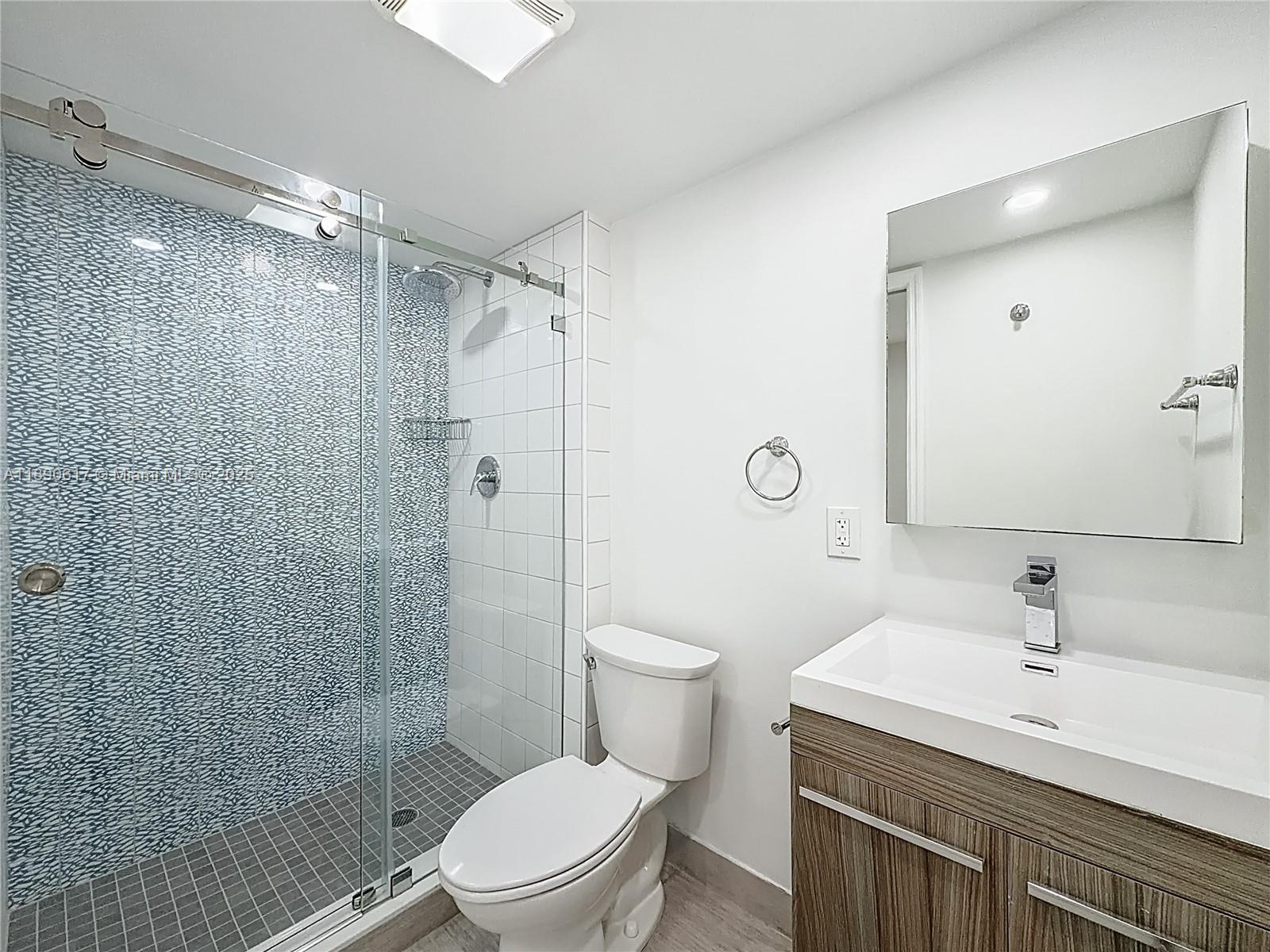 See details 1211 1 / 2 1087 sq. ft. $ 2025-10-05 0 Photo