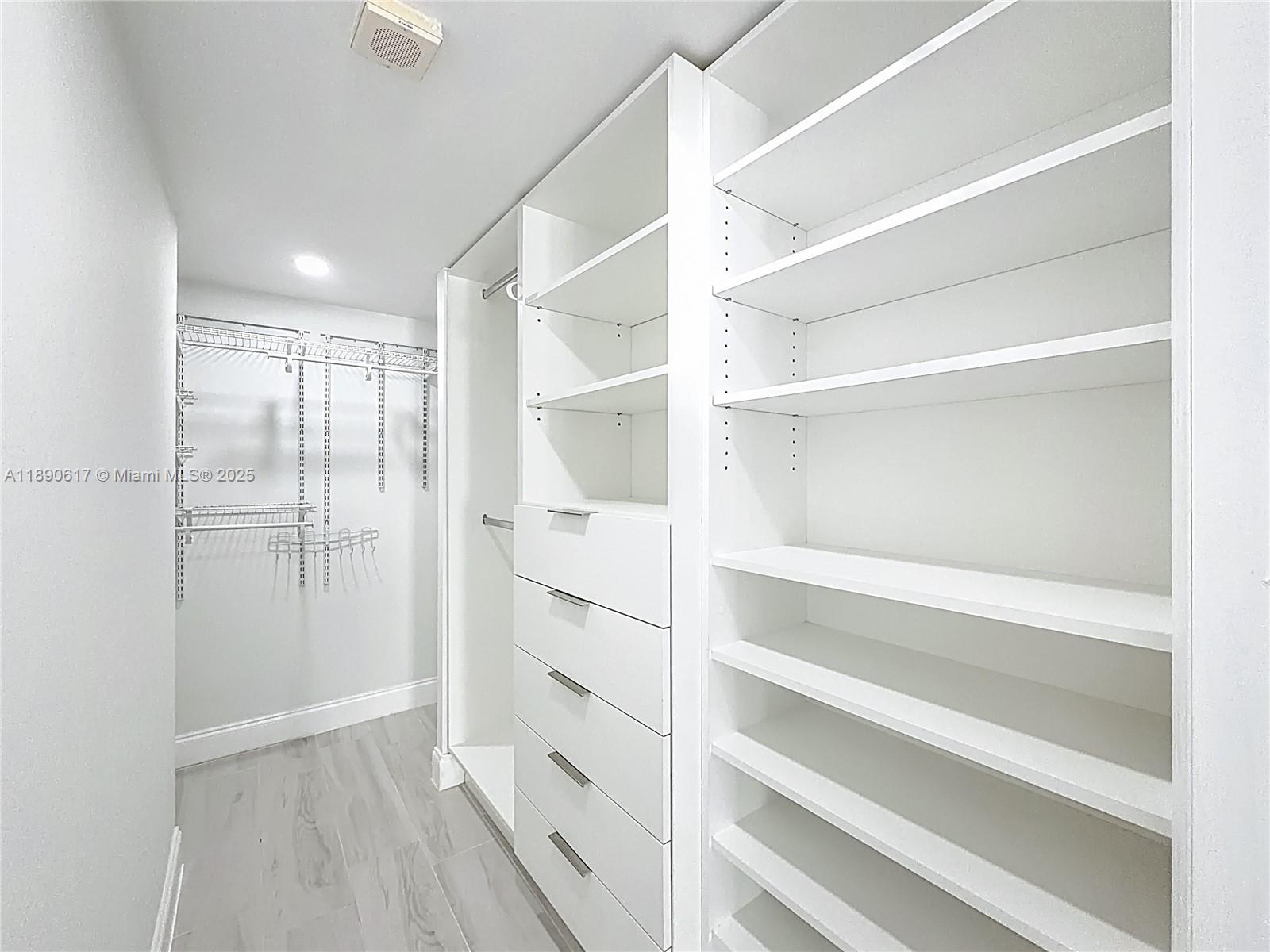 See details 1211 1 / 2 1087 sq. ft. $ 2025-10-05 0 Photo