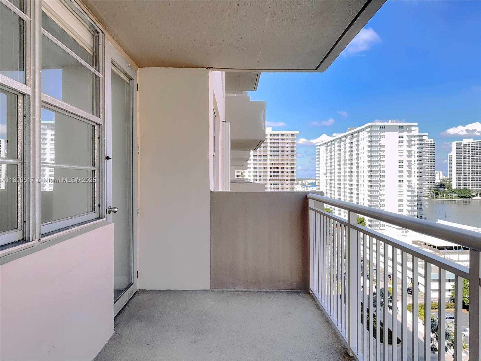 See details 1211 1 / 2 1087 sq. ft. $ 2025-10-05 0 Photo