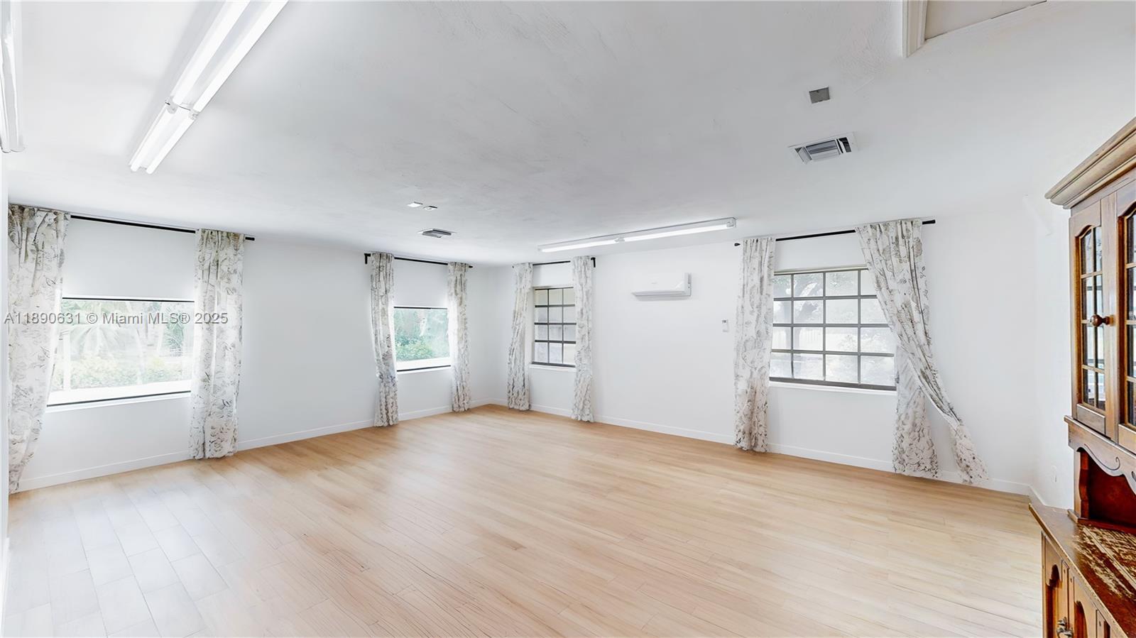 Подробнее / кв.футов $ 2025-10-05 0 Фото