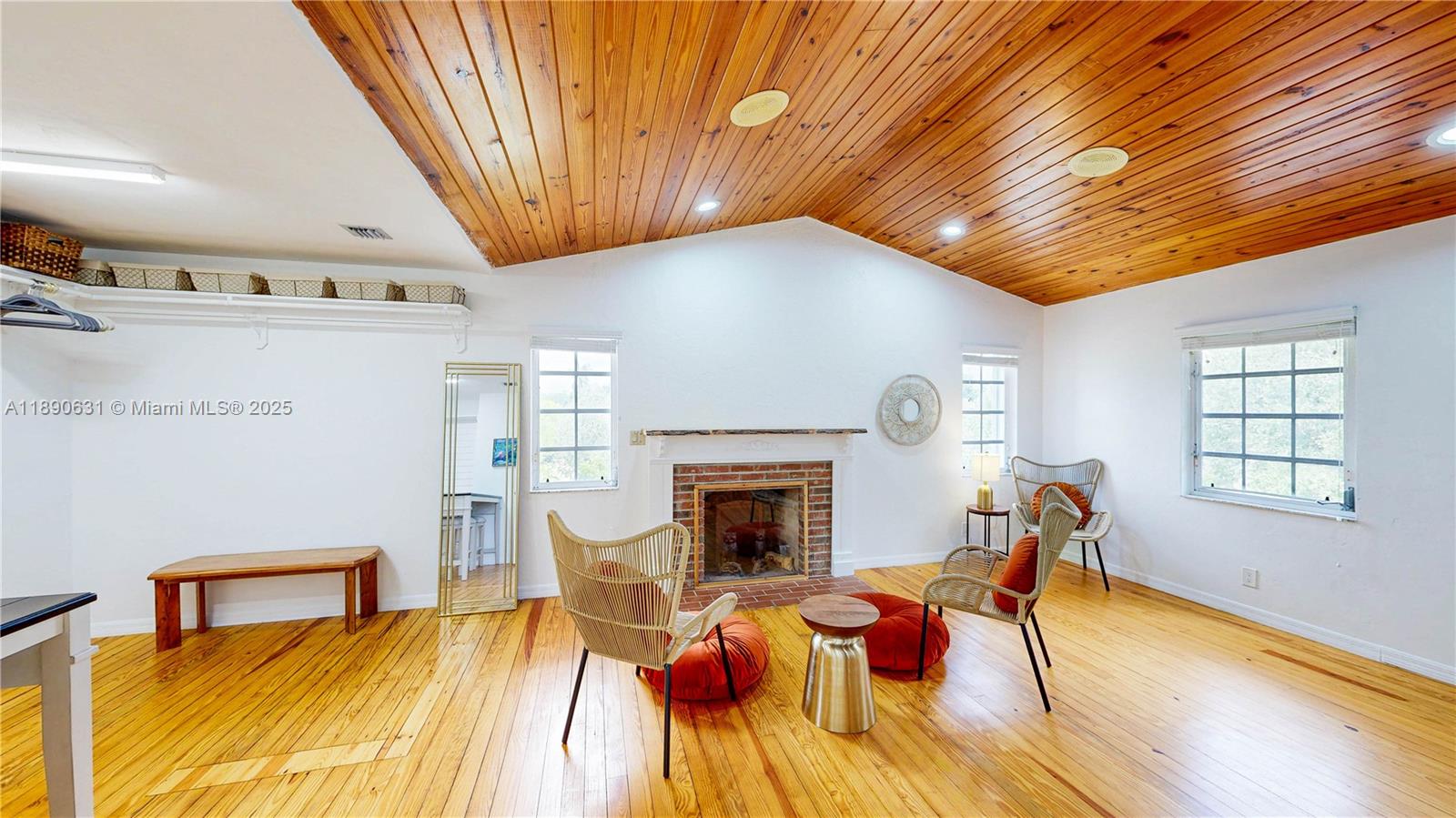 Подробнее / кв.футов $ 2025-10-05 0 Фото