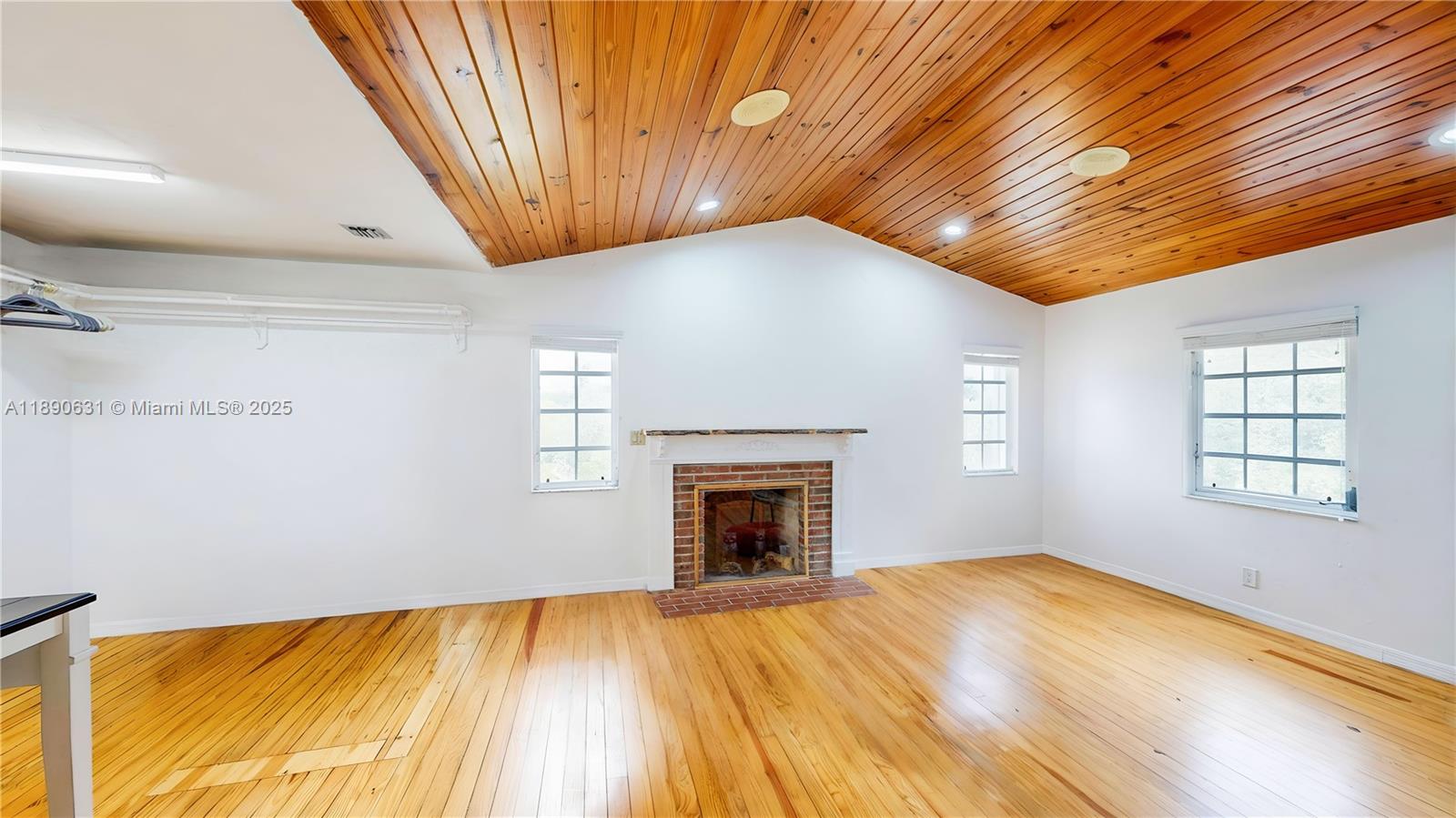 Подробнее / кв.футов $ 2025-10-05 0 Фото