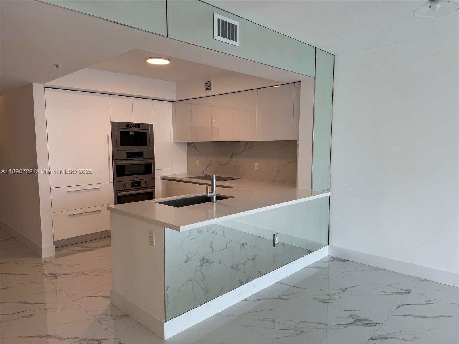 5-1003 3 / 3 1524 sq. ft. $ 2025-10-06 0 Photo