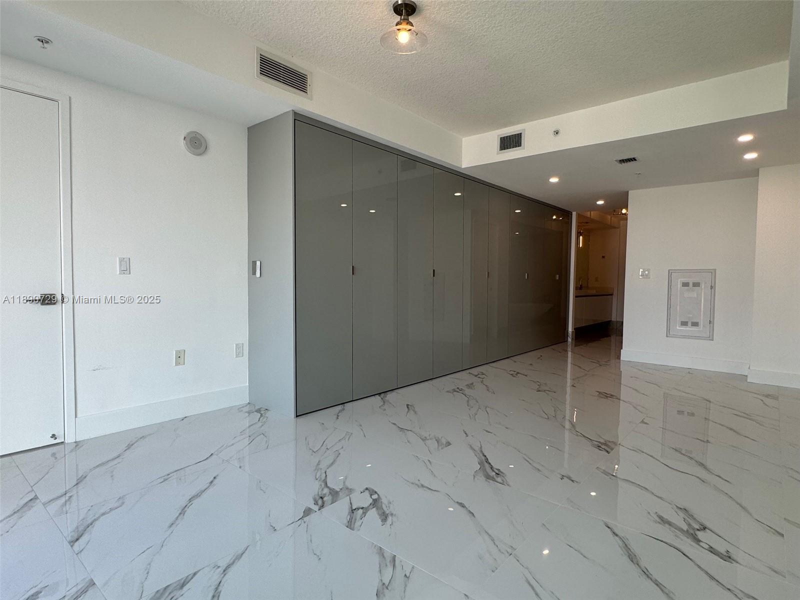 5-1003 3 / 3 1524 sq. ft. $ 2025-10-06 0 Photo