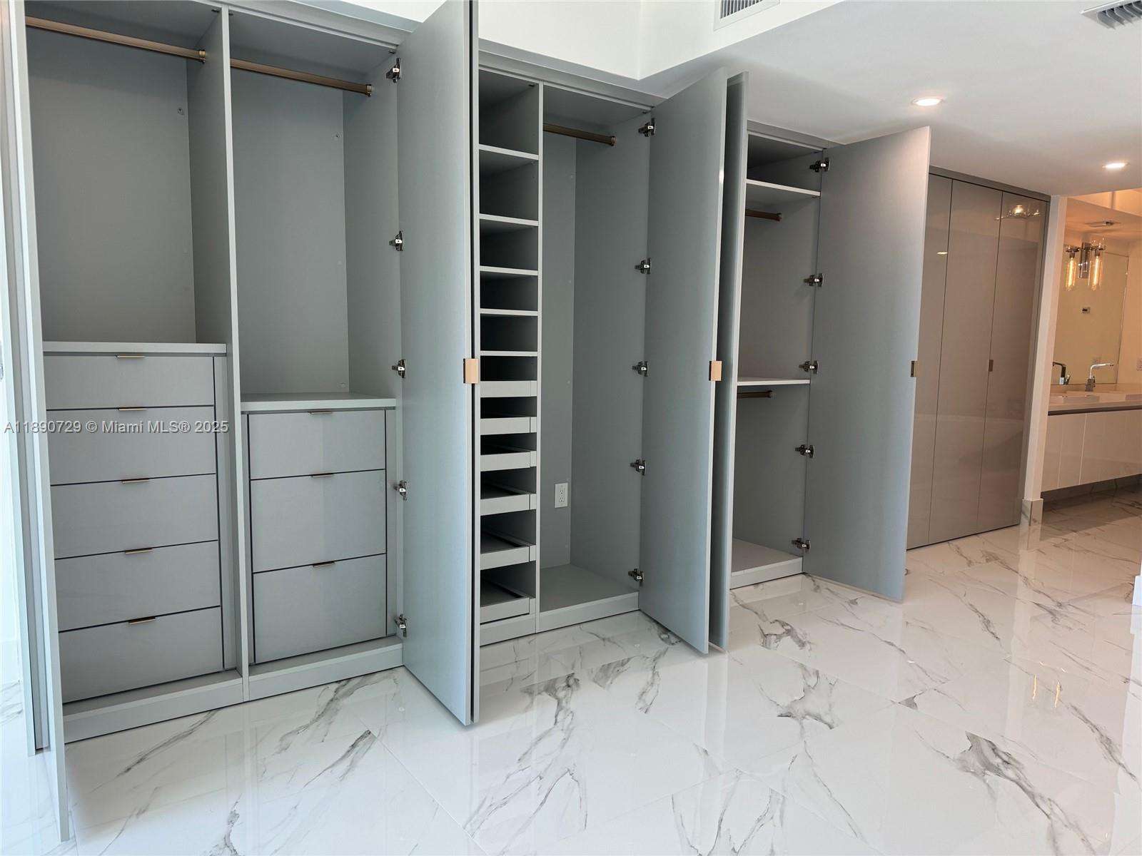 5-1003 3 / 3 1524 sq. ft. $ 2025-10-06 0 Photo