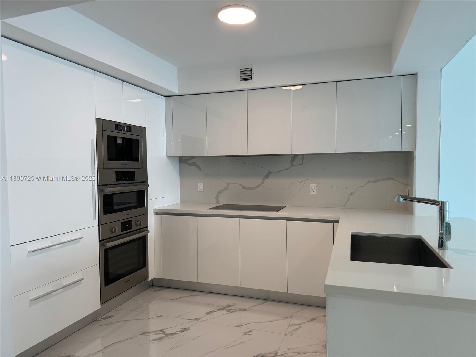 5-1003 3 / 3 1524 sq. ft. $ 2025-10-06 0 Photo