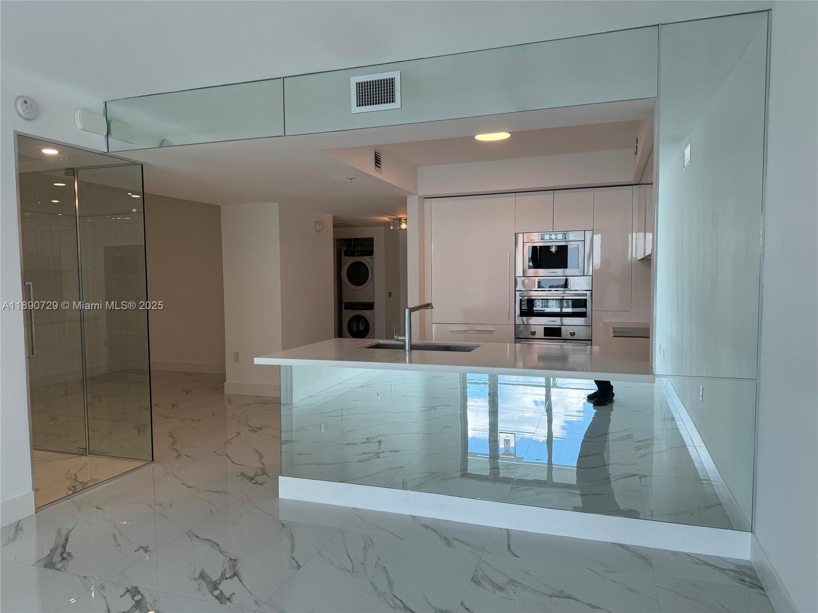 5-1003 3 / 3 1524 sq. ft. $ 2025-10-06 0 Photo