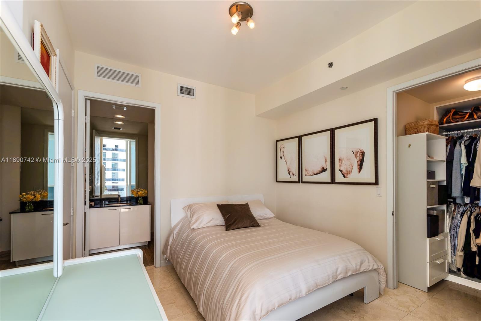 2502 3 / 4 1979 sq. ft. $ 2025-10-06 0 Photo
