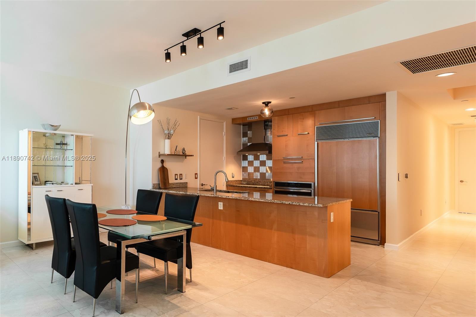 2502 3 / 4 1979 sq. ft. $ 2025-10-06 0 Photo