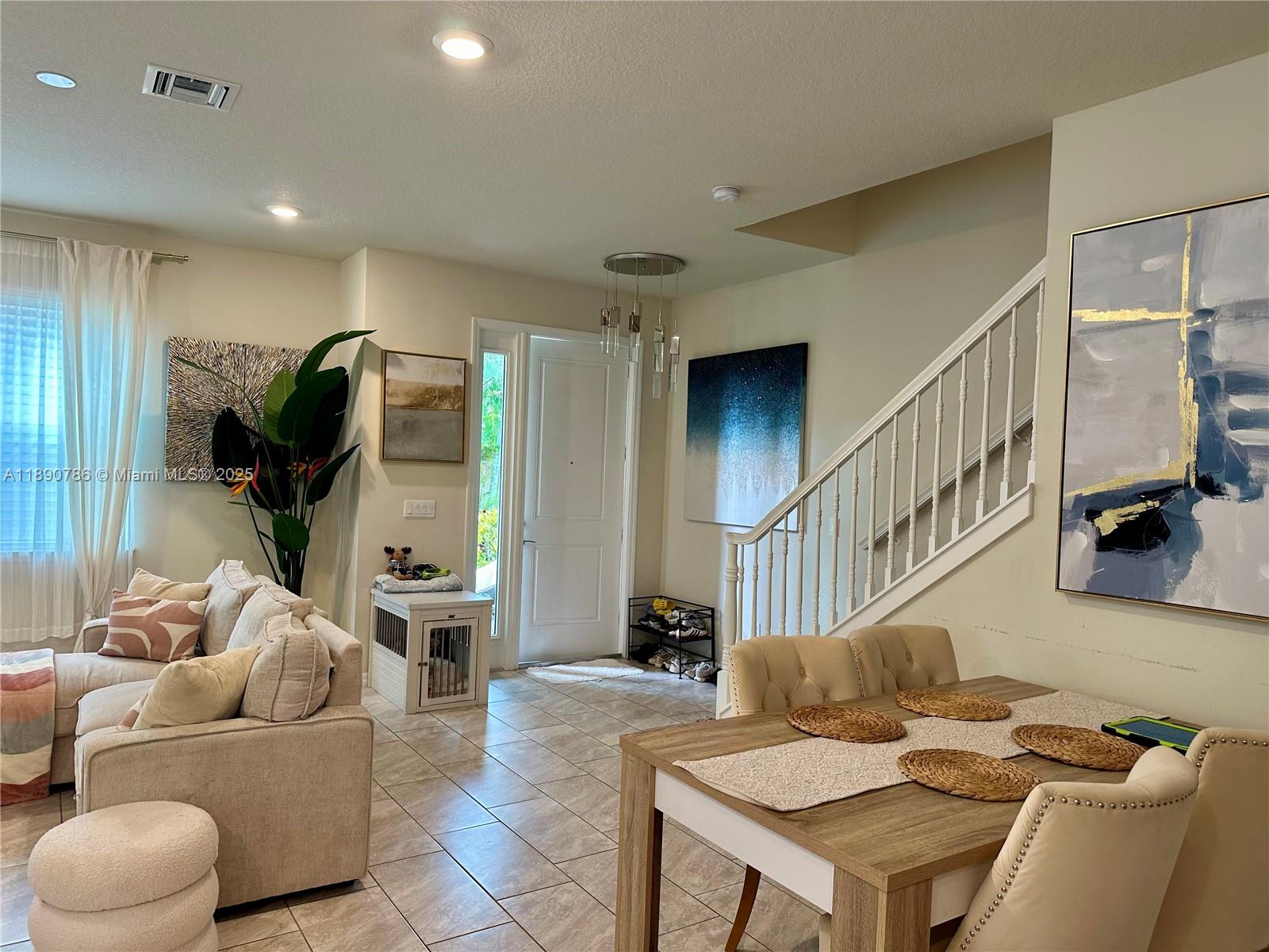 4144 3 / 3 1561 sq. ft. $ 2025-10-06 0 foto