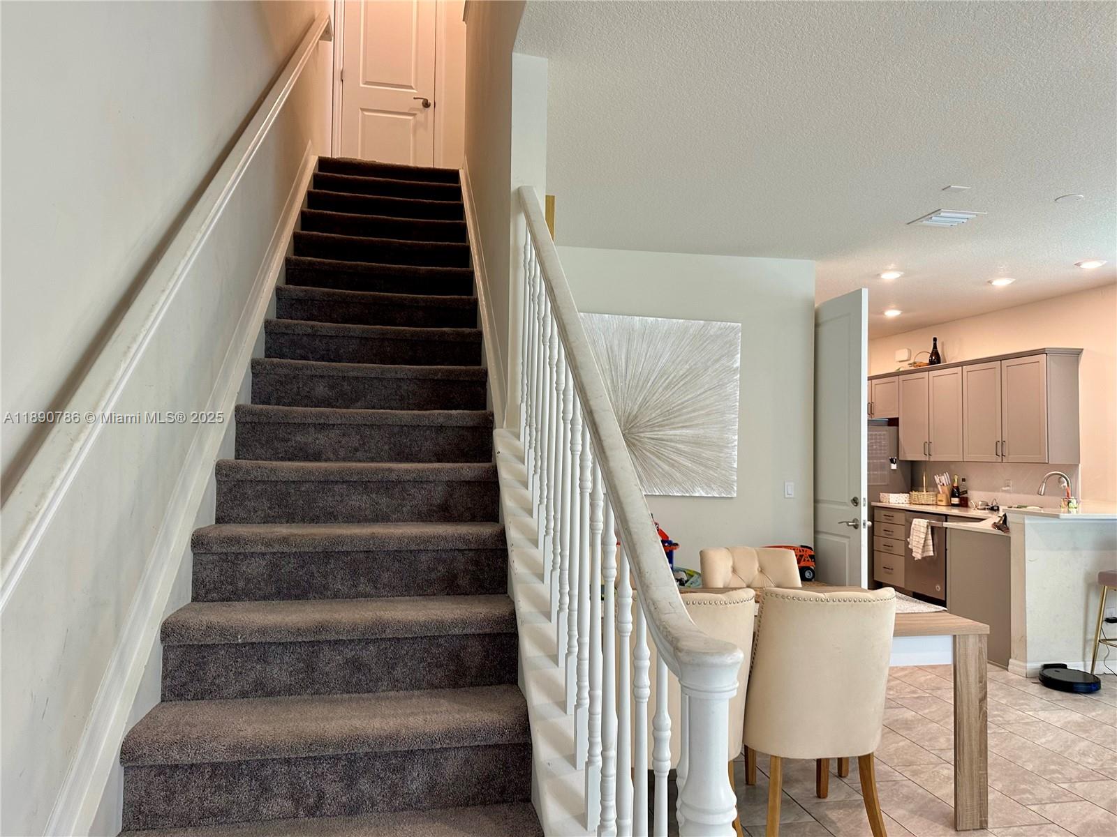 4144 3 / 3 1561 sq. ft. $ 2025-10-06 0 foto