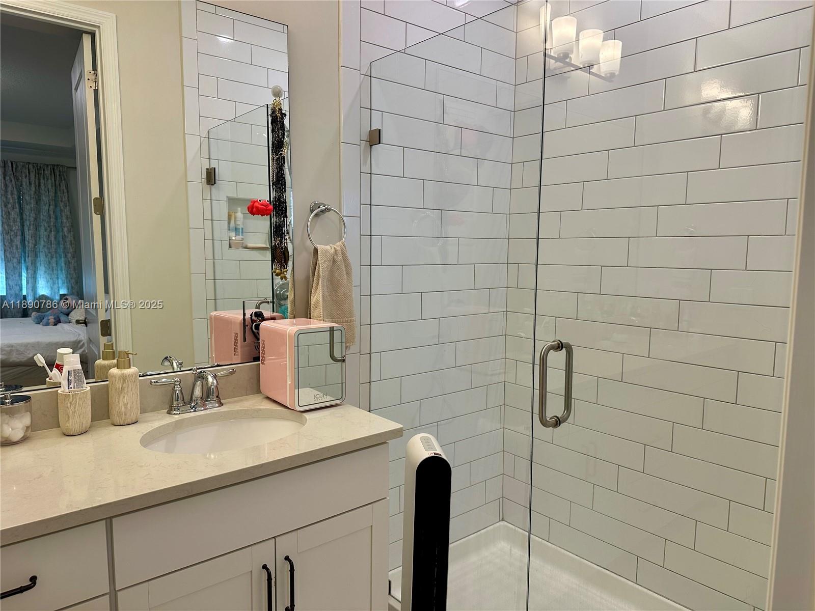 4144 3 / 3 1561 sq. ft. $ 2025-10-06 0 foto