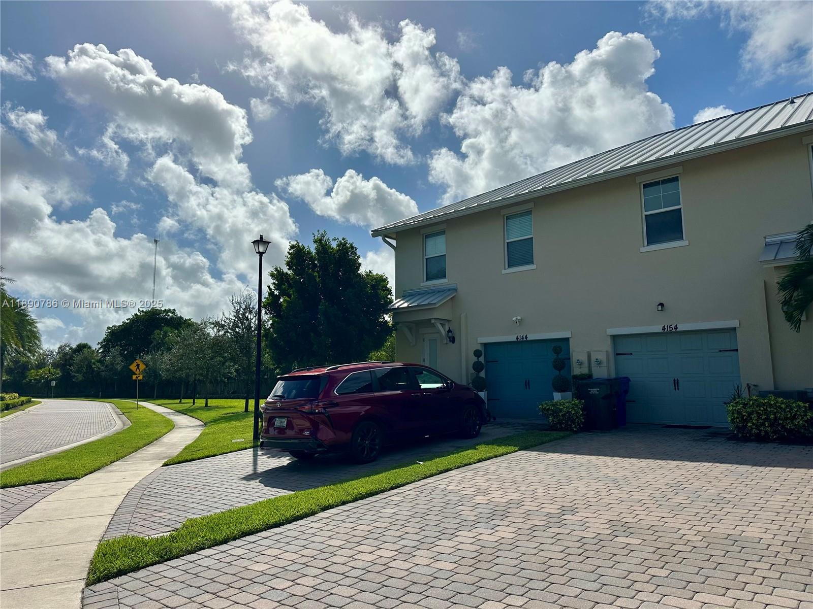 4144 3 / 3 1561 sq. ft. $ 2025-10-06 0 foto
