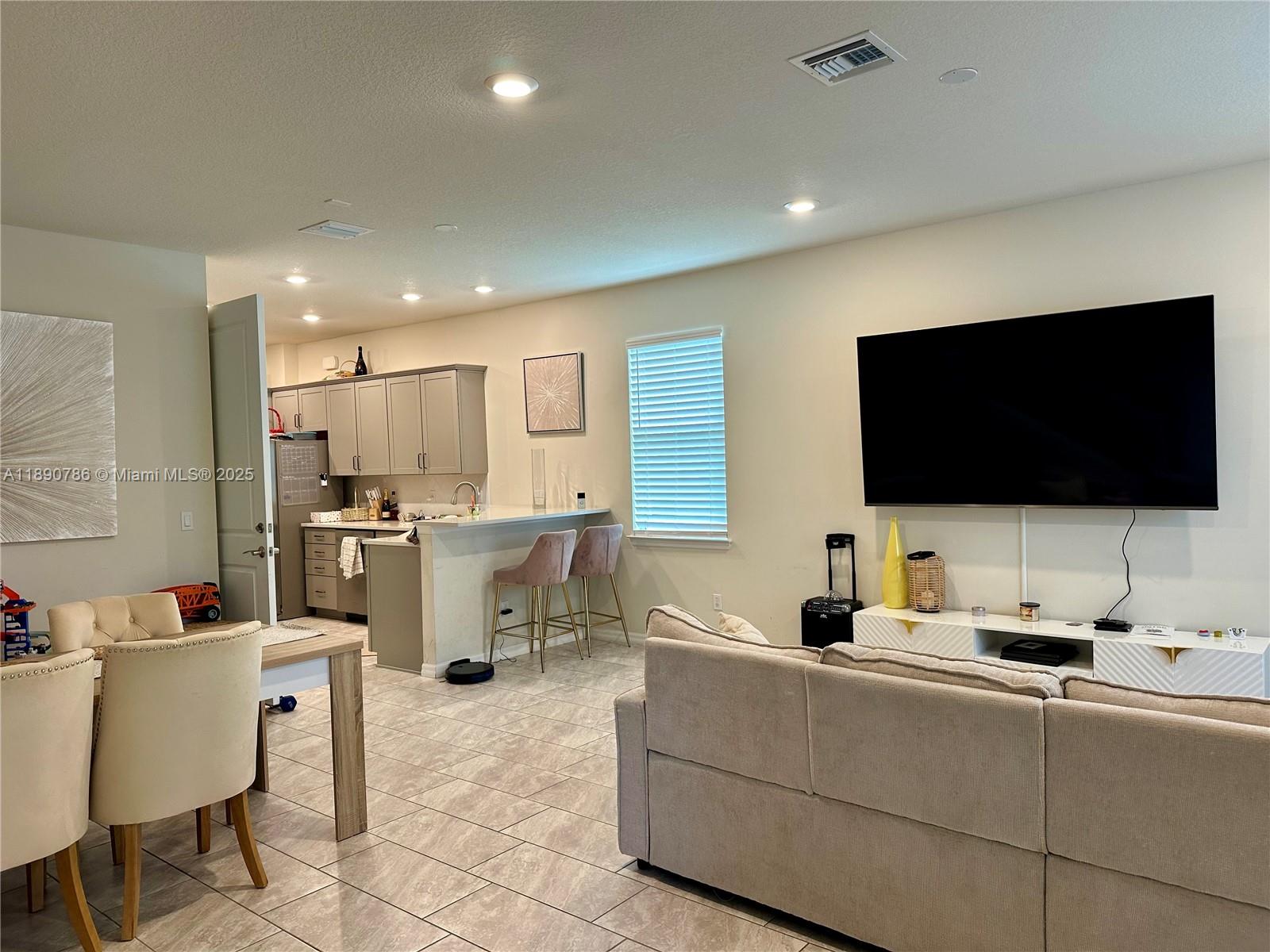 4144 3 / 3 1561 sq. ft. $ 2025-10-06 0 foto