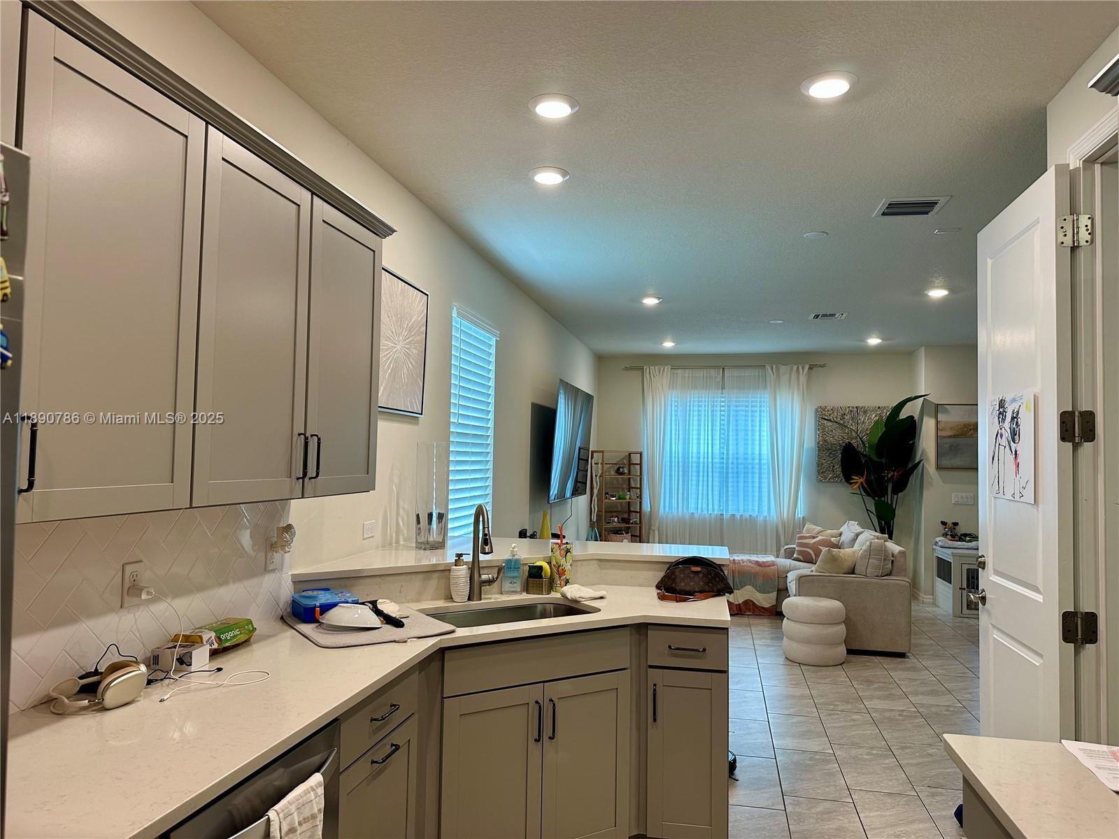 4144 3 / 3 1561 sq. ft. $ 2025-10-06 0 foto