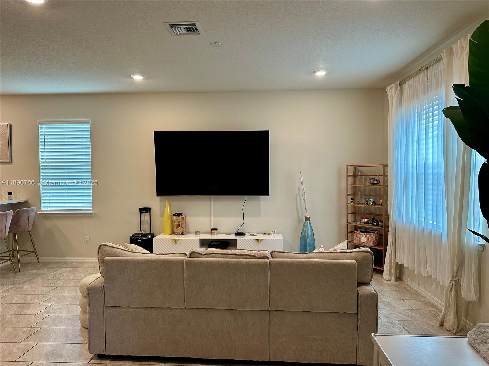 4144 3 / 3 1561 sq. ft. $ 2025-10-06 0 foto