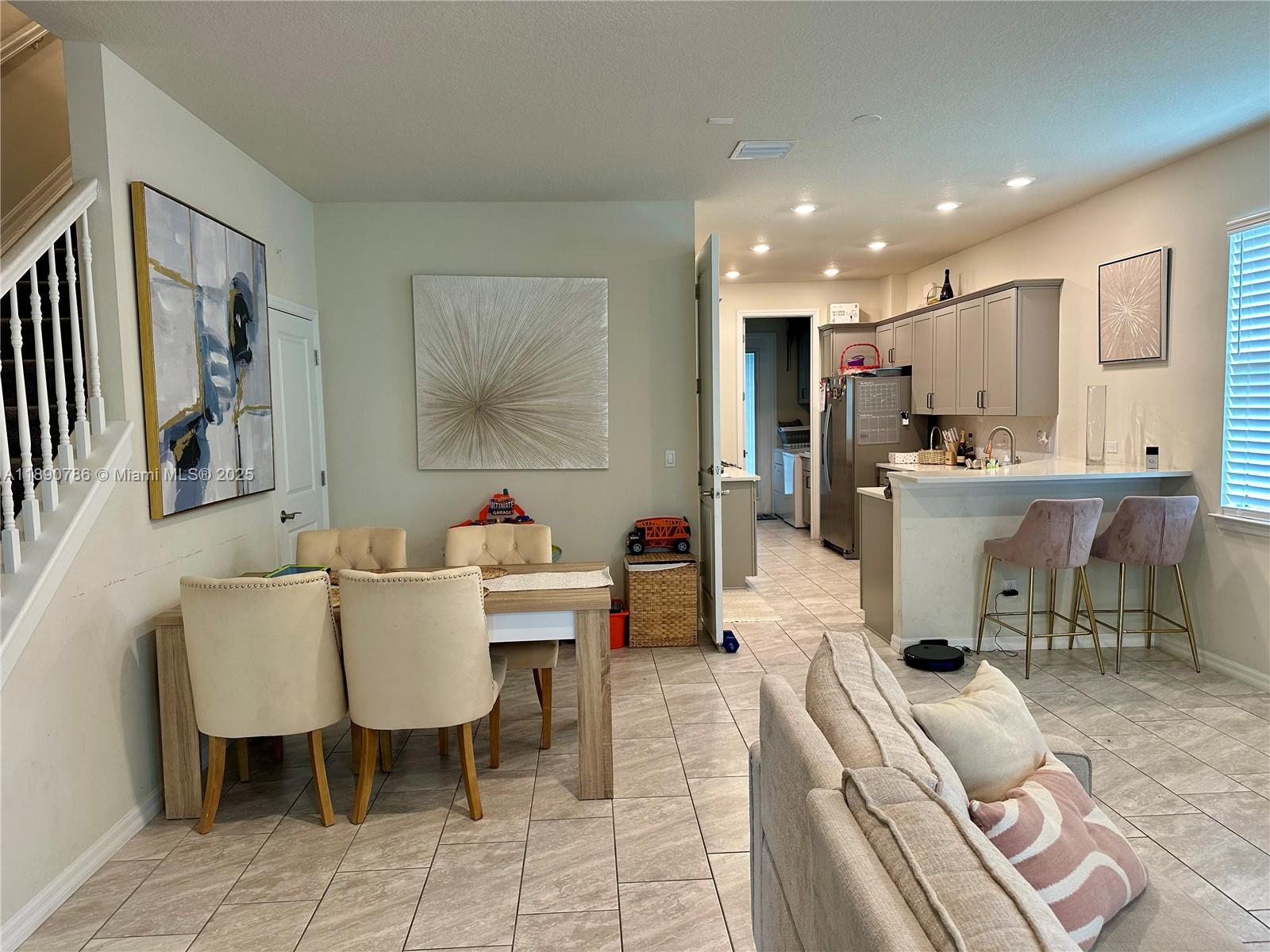 4144 3 / 3 1561 sq. ft. $ 2025-10-06 0 foto