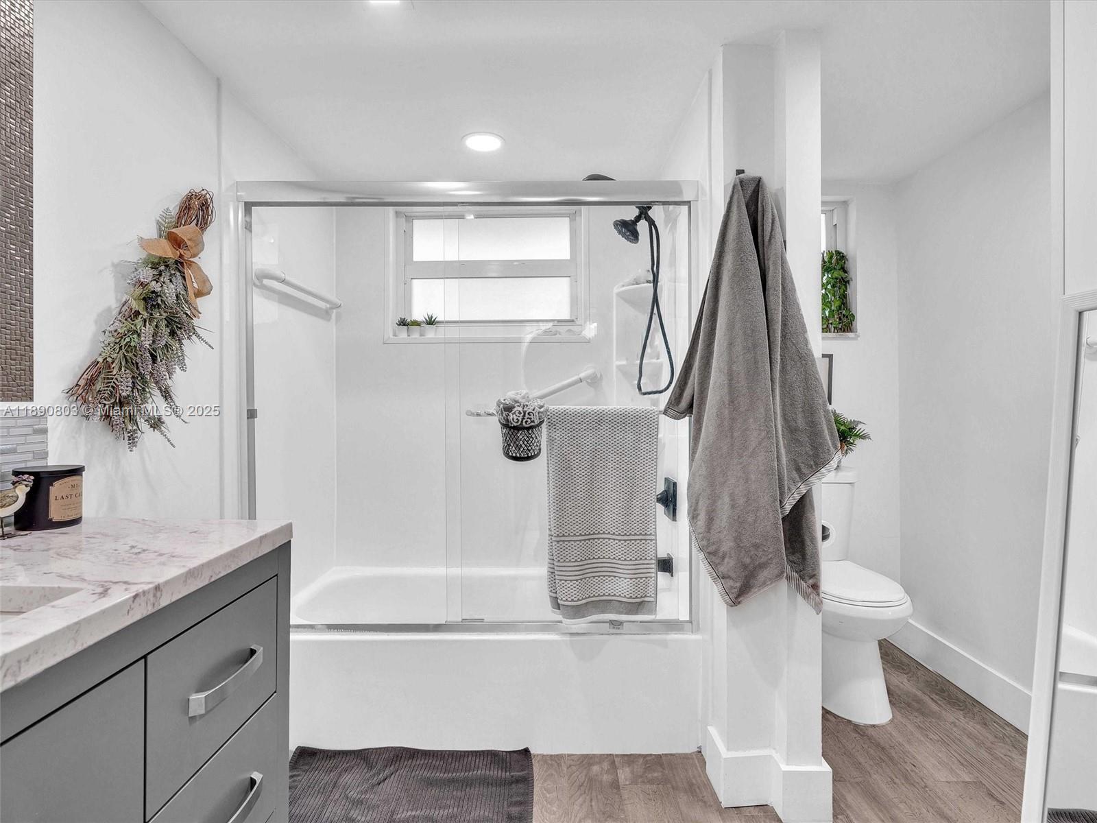 102 1 / 1 686 sq. ft. $ 2025-10-06 0 Photo