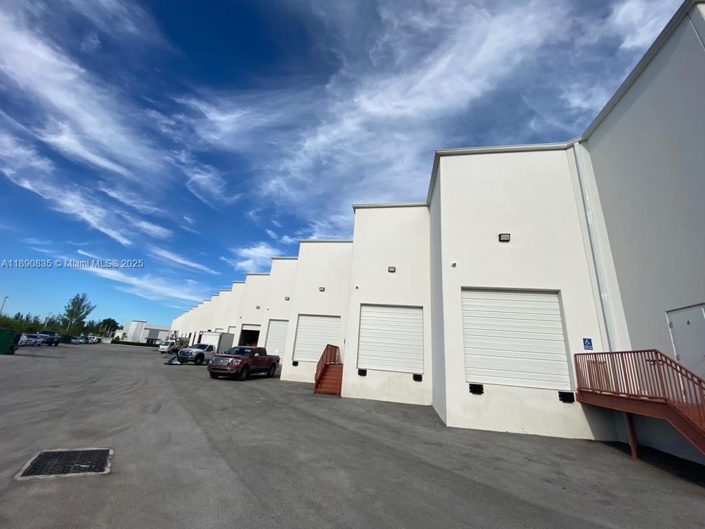 5  /   sq. ft. $ 2025-10-06 0 foto