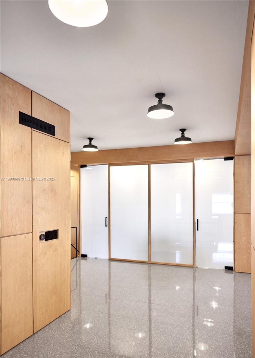 See details / sq. ft. $ 2025-10-06 0 Photo
