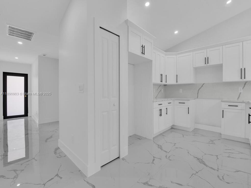 Ver detalles / 2400 sq. ft. $ 2025-10-06 0 foto
