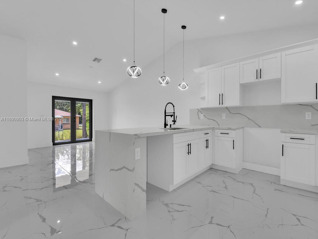 Ver detalles / 2400 sq. ft. $ 2025-10-06 0 foto
