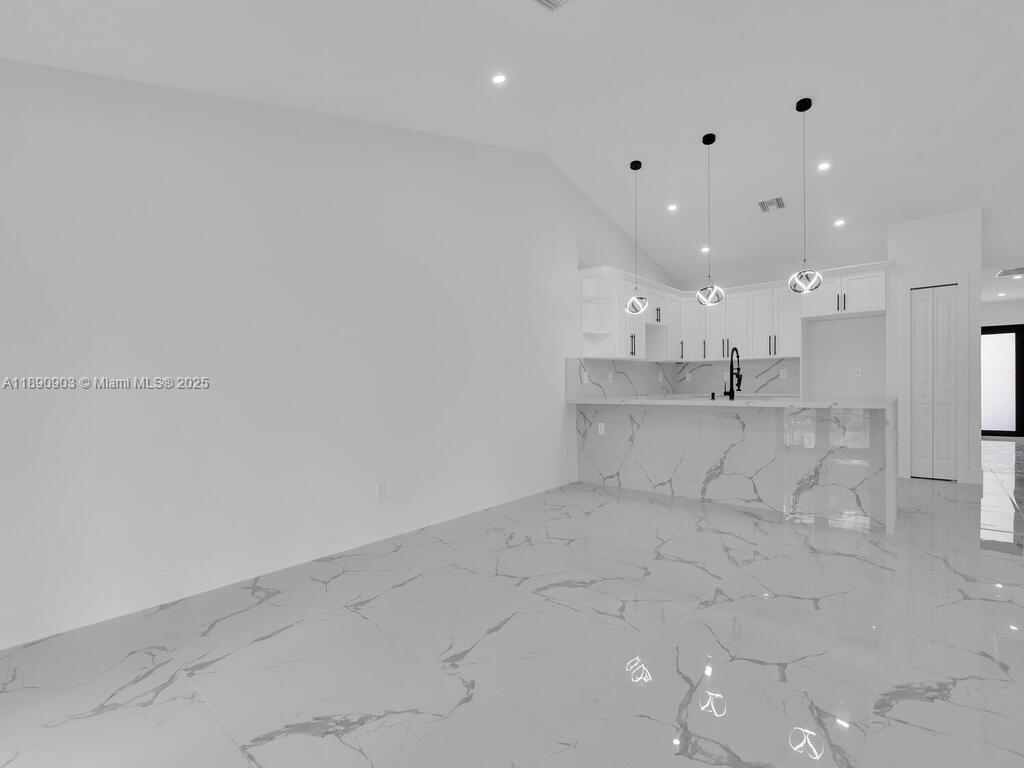 Ver detalles / 2400 sq. ft. $ 2025-10-06 0 foto