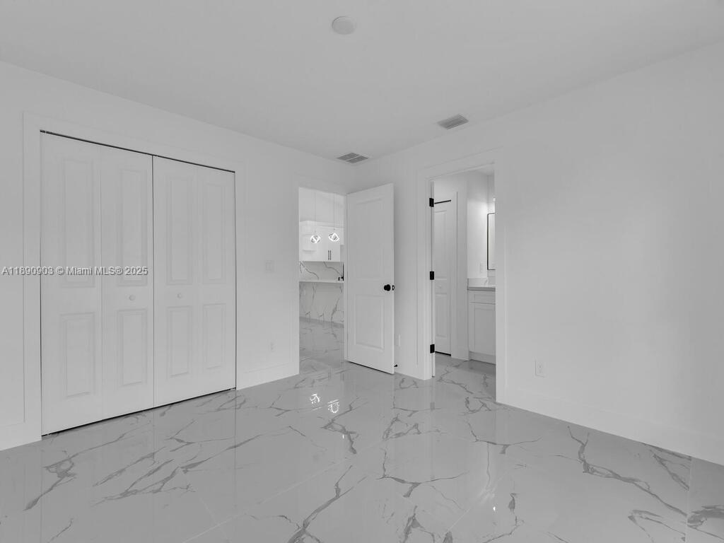 Ver detalles / 2400 sq. ft. $ 2025-10-06 0 foto