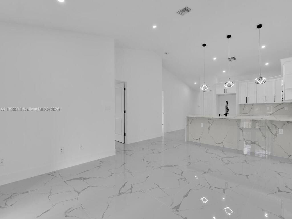 Ver detalles / 2400 sq. ft. $ 2025-10-06 0 foto