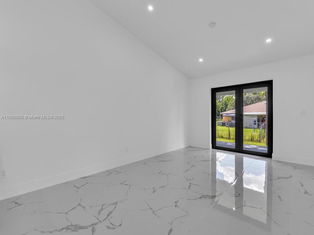 Ver detalles / 2400 sq. ft. $ 2025-10-06 0 foto