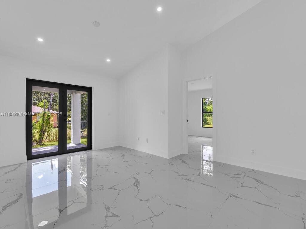 Ver detalles / 2400 sq. ft. $ 2025-10-06 0 foto