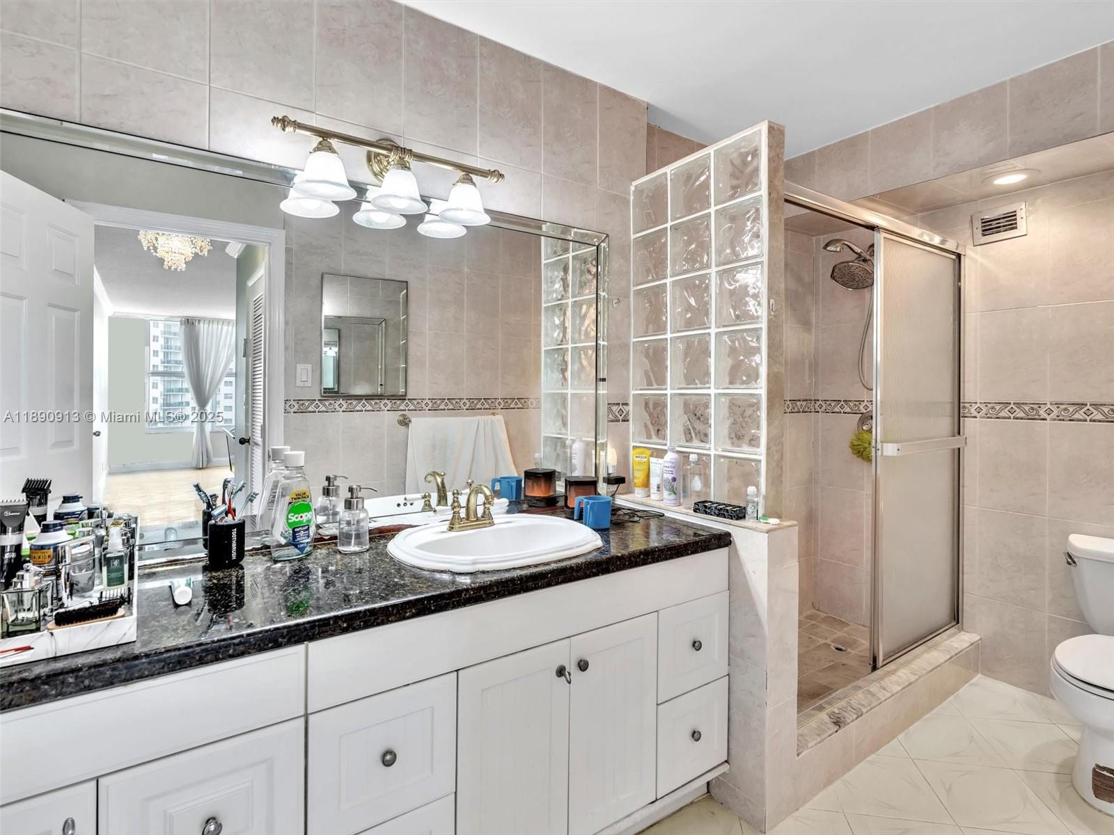 Photo of 3800 Ocean Dr #712A, Hollywood, Florida, 33019 - En suite bathroom