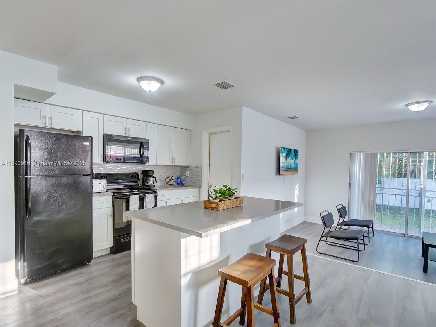 1141 4 / 2 1607 sq. ft. $ 2025-10-06 0 foto