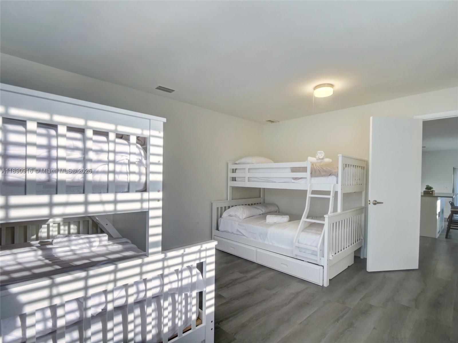 1141 4 / 2 1607 sq. ft. $ 2025-10-06 0 foto