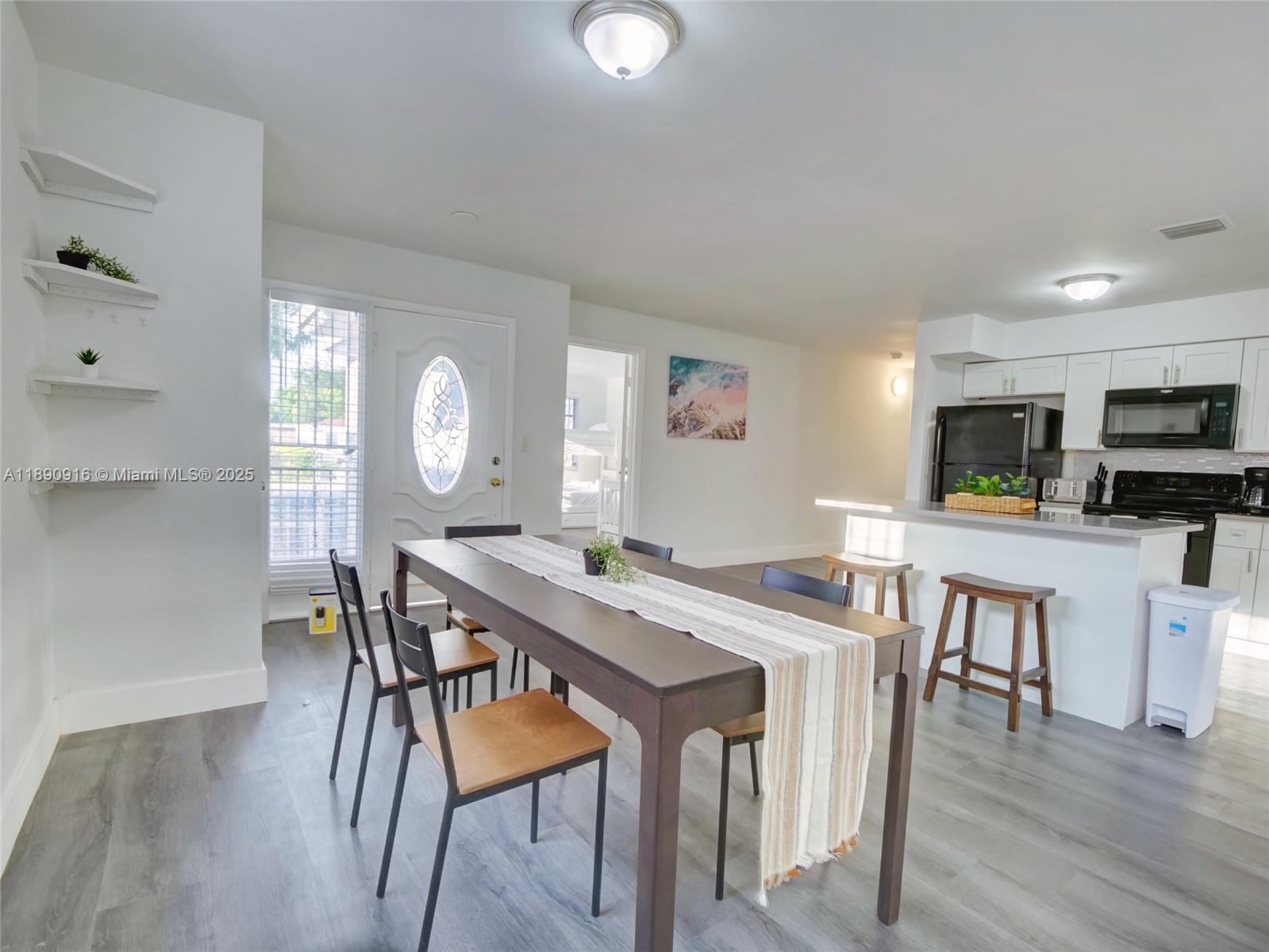 1141 4 / 2 1607 sq. ft. $ 2025-10-06 0 foto
