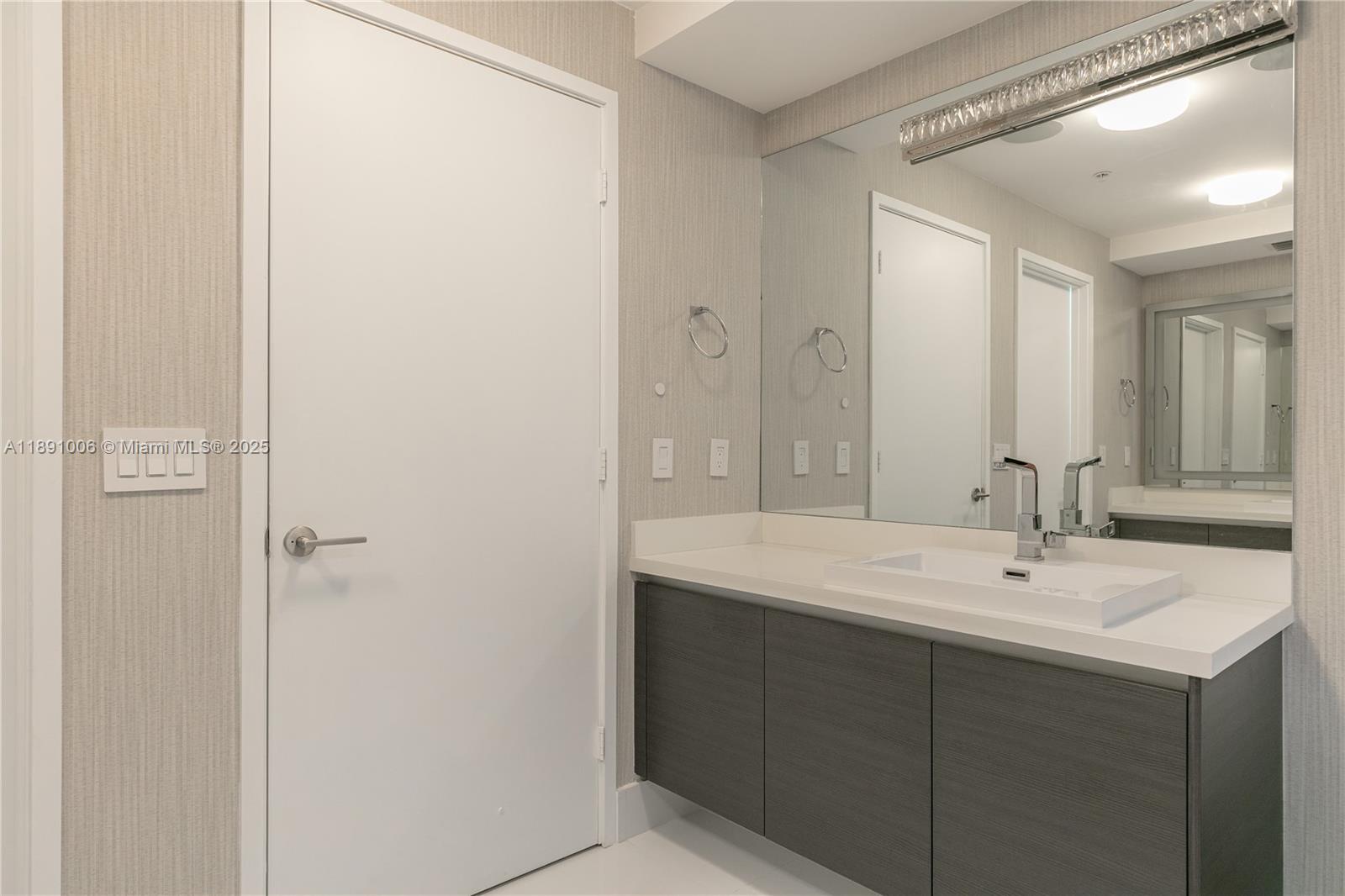 4-1607 3 / 4 1892 sq. ft. $ 2025-10-06 0 Photo