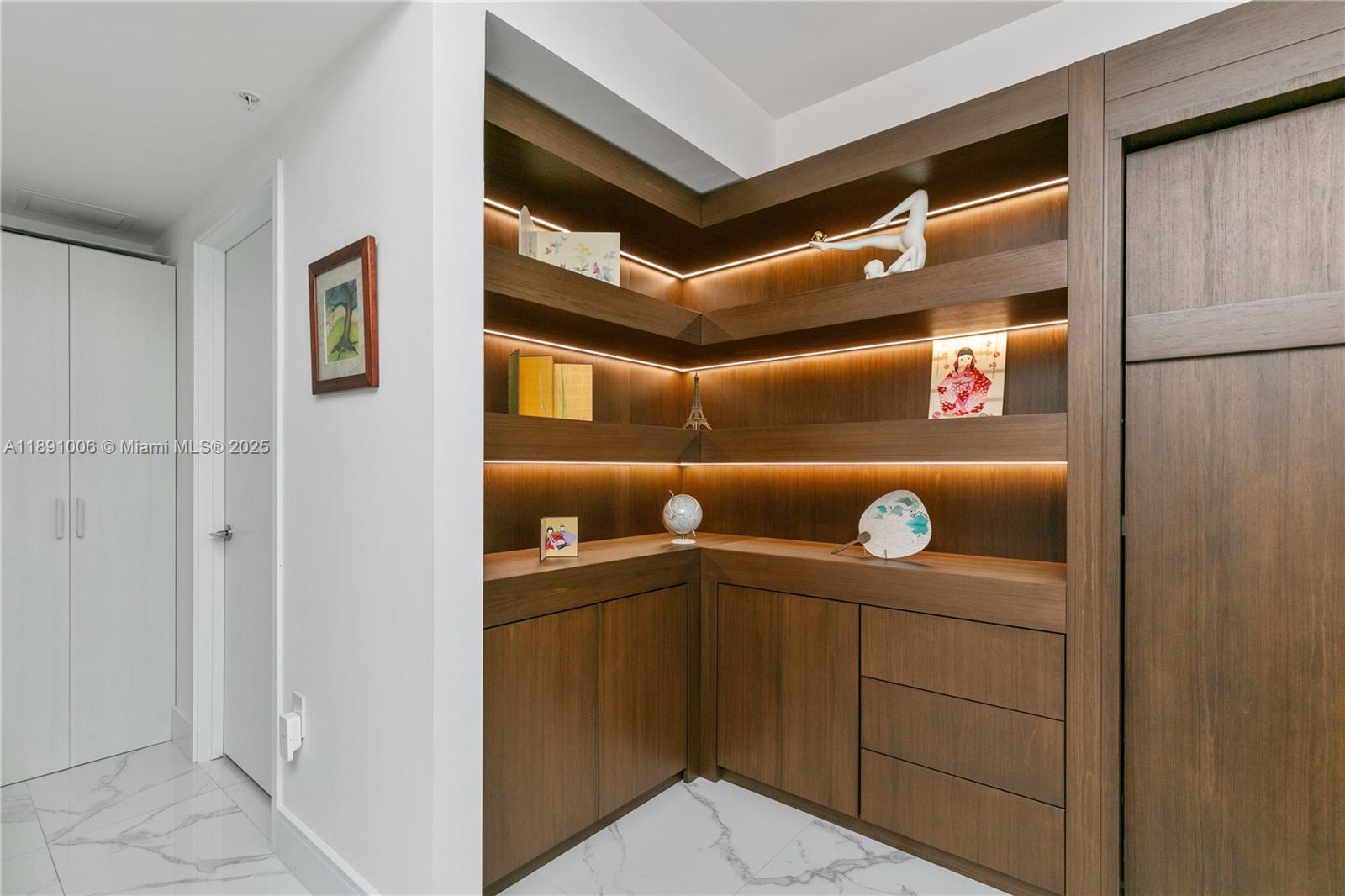 4-1607 3 / 4 1892 sq. ft. $ 2025-10-06 0 Photo