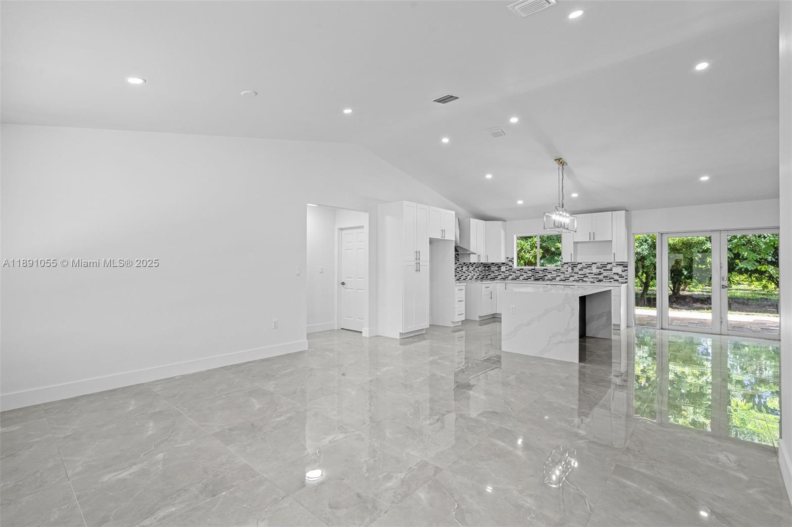 See details   /   sq. ft. $ 2025-10-06 0 Photo