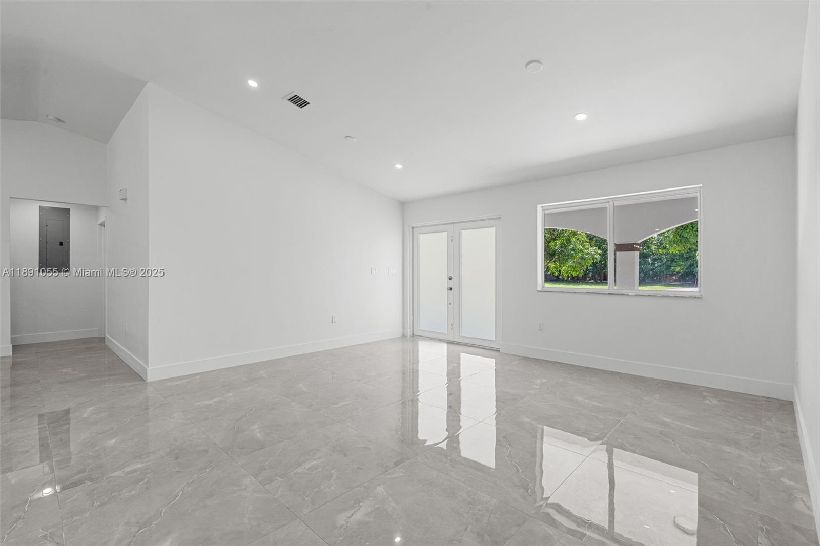 See details   /   sq. ft. $ 2025-10-06 0 Photo