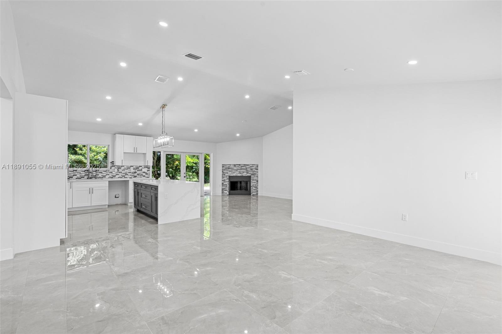 See details   /   sq. ft. $ 2025-10-06 0 Photo