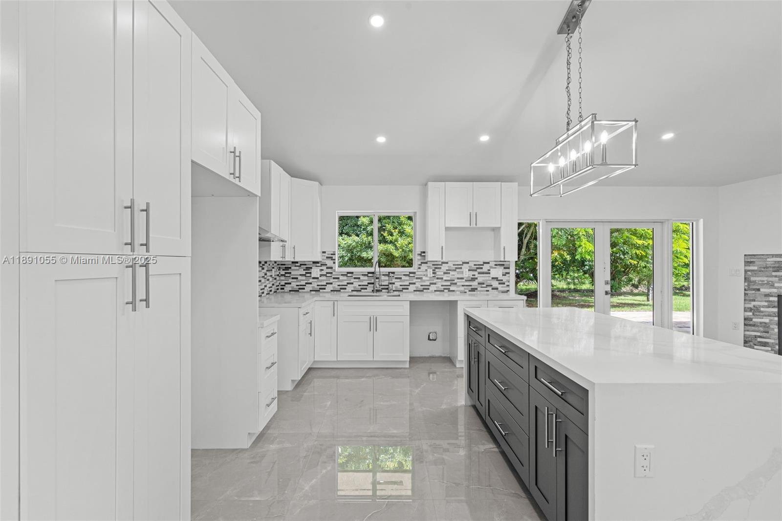 See details   /   sq. ft. $ 2025-10-06 0 Photo