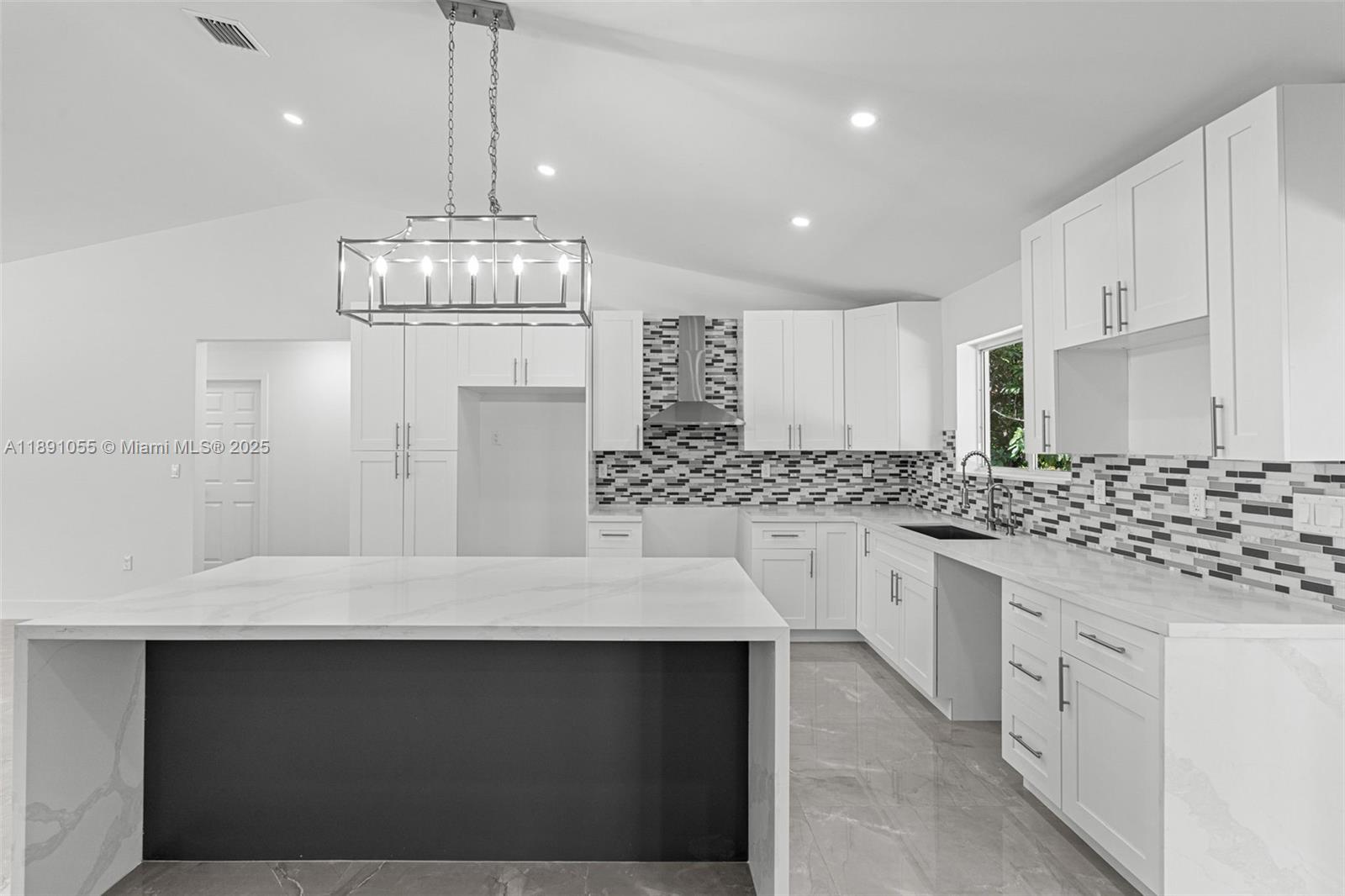 See details   /   sq. ft. $ 2025-10-06 0 Photo