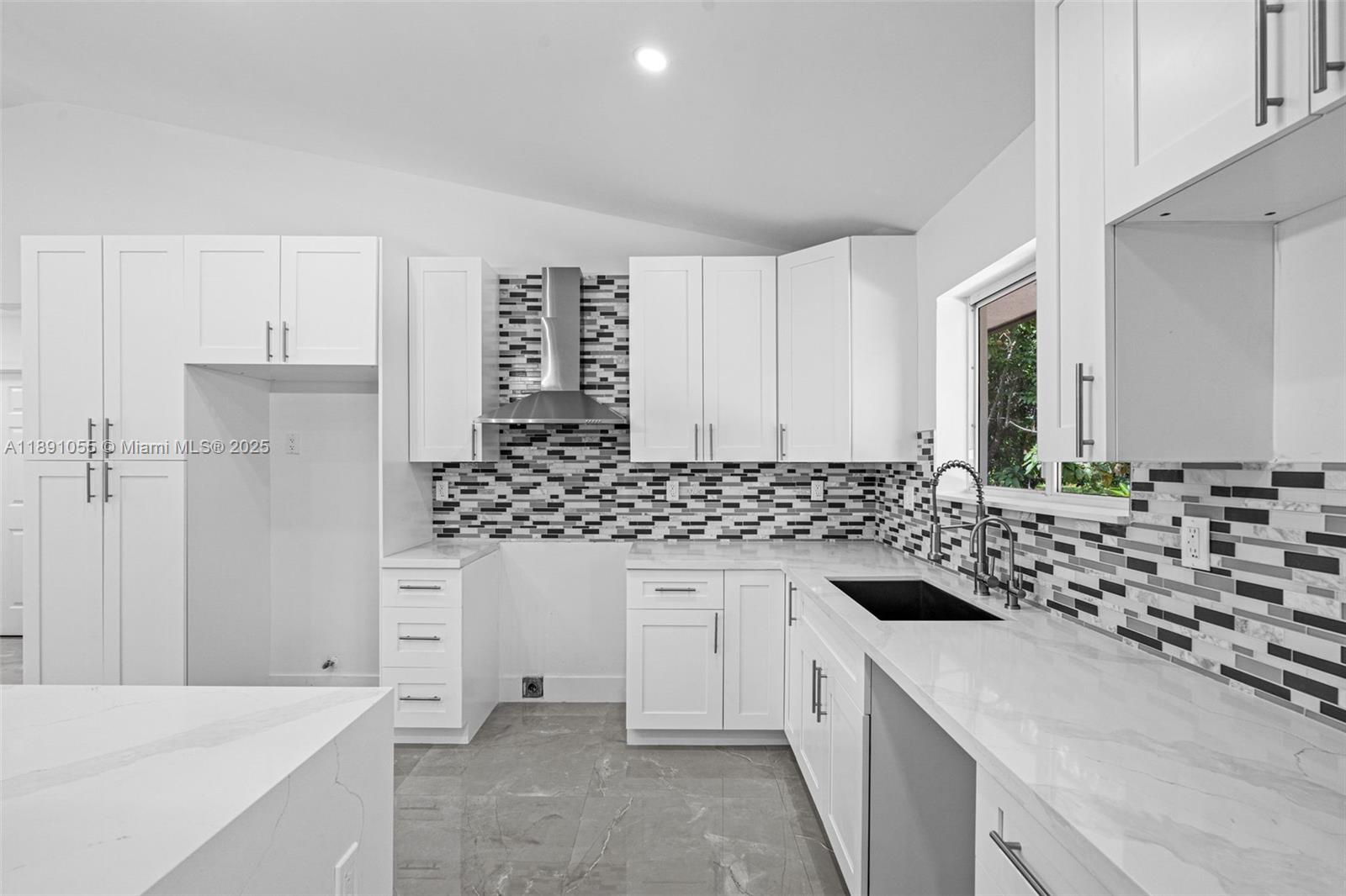 See details   /   sq. ft. $ 2025-10-06 0 Photo