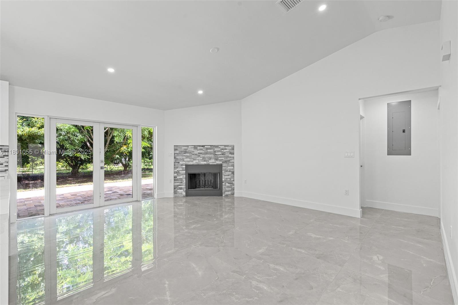 See details   /   sq. ft. $ 2025-10-06 0 Photo