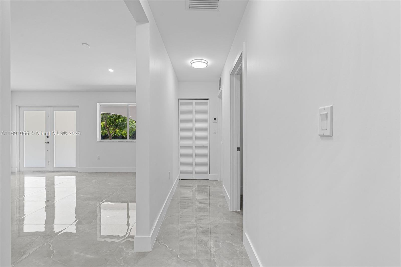 See details   /   sq. ft. $ 2025-10-06 0 Photo