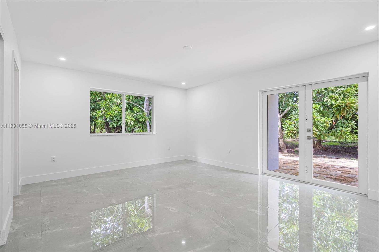 See details   /   sq. ft. $ 2025-10-06 0 Photo