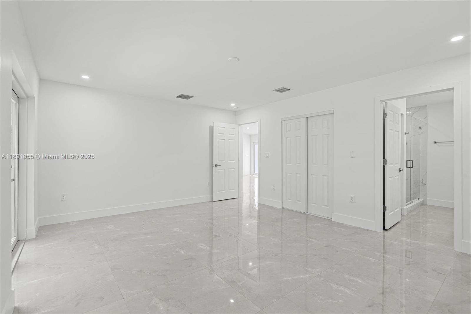 See details   /   sq. ft. $ 2025-10-06 0 Photo